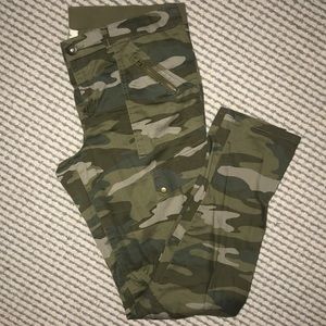 Camo relaxed skinny pant (stretchy)